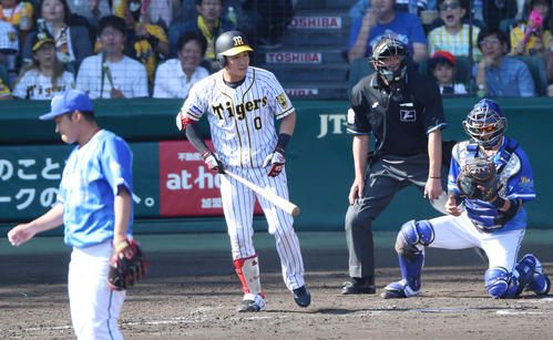 5回裏阪神2死満塁、木浪は押し出しの四球を選ぶ（撮影・上山淳一）