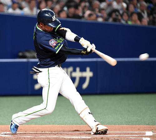 中日対ヤクルト　2回表ヤクルト無死、山田は左前打を放つ（撮影・前岡正明）