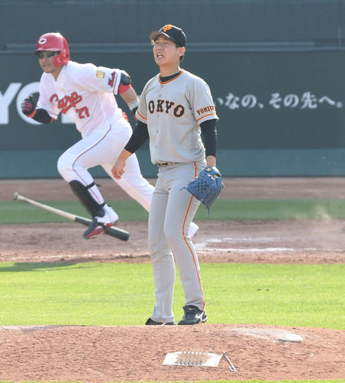 広島対巨人　7回裏広島2死二塁、畠は代打会沢に適時二塁打を許す（撮影・山崎安昭）