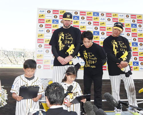 阪神対DeNA　ヒーローインタビューで子供の質問に答えるランディ・メッセンジャー（左）と福留孝介（撮影・奥田泰也）