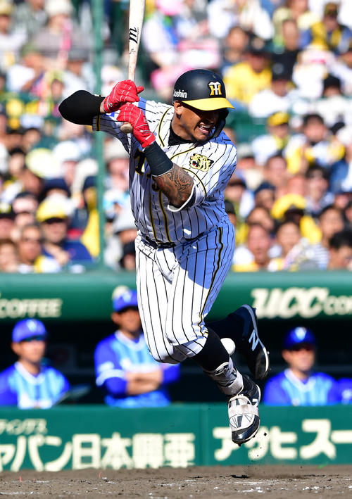 阪神対DeNA　5回裏阪神2死満塁、死球を受け押し出しとなり追加点をあげるジェフリー・マルテ（撮影・清水貴仁）