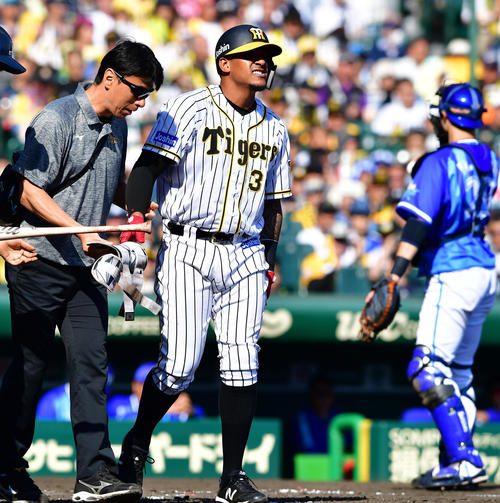 阪神対DeNA　5回裏阪神2死満塁、死球を受け押し出しとなり追加点をあげるジェフリー・マルテ（撮影・清水貴仁）