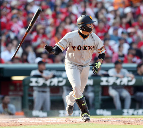 広島対巨人　7回表巨人1死一、二塁、左中間に勝ち越しの適時二塁打を放つ丸（撮影・垰建太）