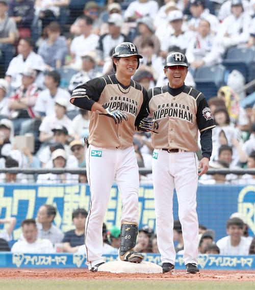 ロッテ対日本ハム　3回表日本ハム無死、捕前内野安打を放ち笑顔の郡（左）（撮影・黒川智章）
