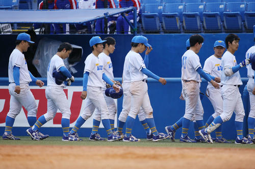 慶大に敗れ、肩を落とし引き揚げる東大ナイン（撮影・河田真司）