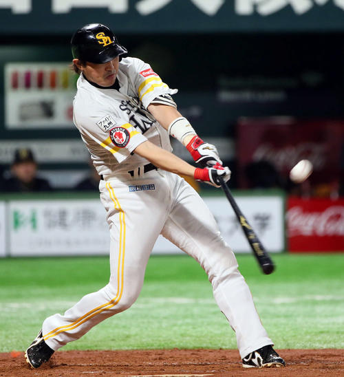 ソフトバンク対オリックス　3回裏ソフトバンク無死一、三塁、内川は右犠飛を放つ（撮影・栗木一考）