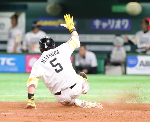 ソフトバンク対オリックス　3回裏ソフトバンク無死一、三塁、内川の中犠飛で生還する三塁走者の松田宣（撮影・梅根麻紀）