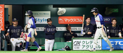 ソフトバンクに敗れガックリする西村監督（中央）（撮影・栗木一考）