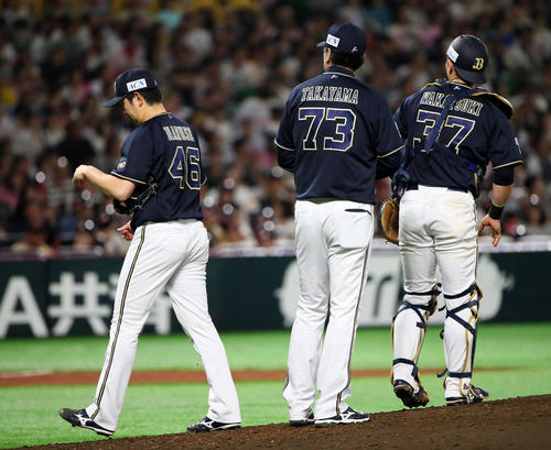 3回裏ソフトバンク無死二塁、グラシアルに二塁内野安打を浴び降板する成瀬（左）（撮影・栗木一考）