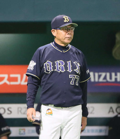 ソフトバンク対オリックス　3回裏ソフトバンク無死一、三塁、成瀬善久に交代を出す西村徳文監督（撮影・栗木一考）