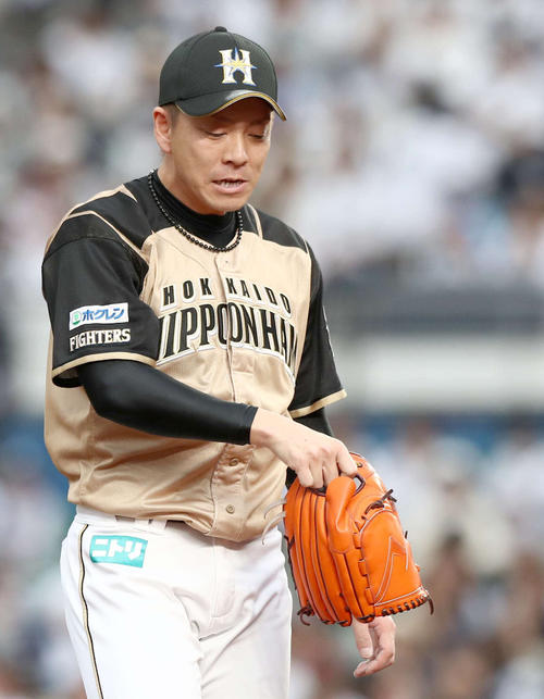 ロッテ対日本ハム　8回裏、逆転を許し降板する宮西（撮影・黒川智章）