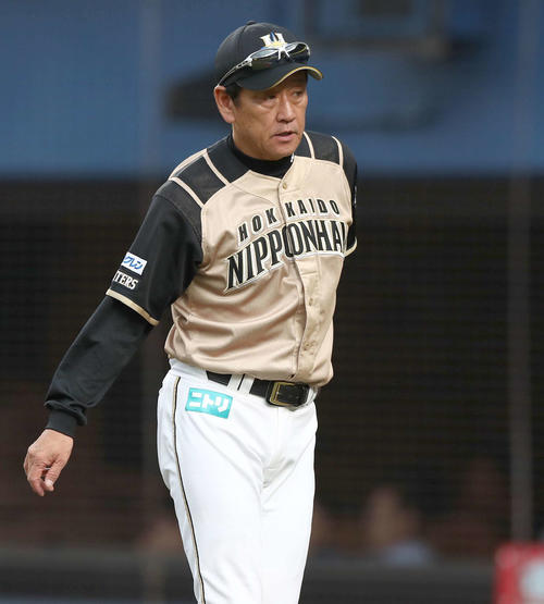 ロッテ対日本ハム　8回裏、渋い表情で投手交代を告げる栗山監督（撮影・黒川智章）