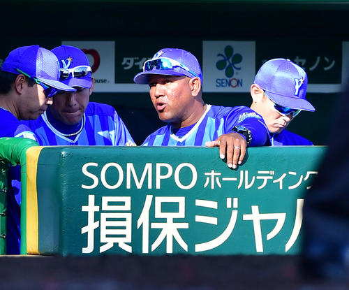 阪神対DeNA　7回、ベンチでコーチらと話し合うラミレス監督（撮影・清水貴仁）