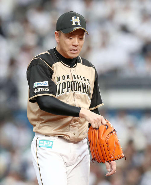 8回裏、逆転を許し降板する宮西（撮影・黒川智章）