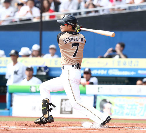 ロッテ対日本ハム　1回表日本ハム無死、右中間に本塁打を放つ西川（撮影・黒川智章）