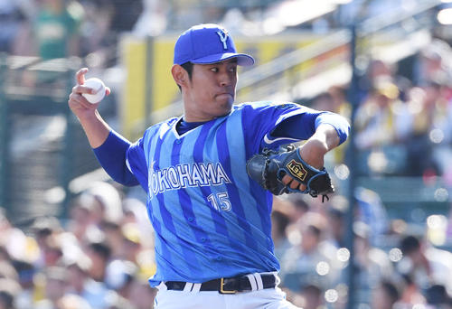 6回から登板した井納（撮影・奥田泰也）