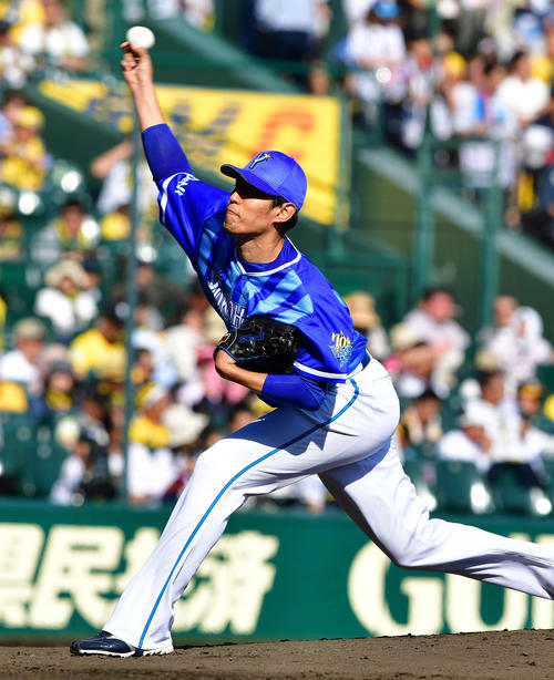 6回から登板するDeNA井納（撮影・清水貴仁）