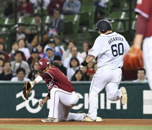 西武対楽天　11回裏西武無死、三塁手今江の失策で一塁へ走りセーフとなる中村。一塁手銀次（撮影・鈴木みどり）