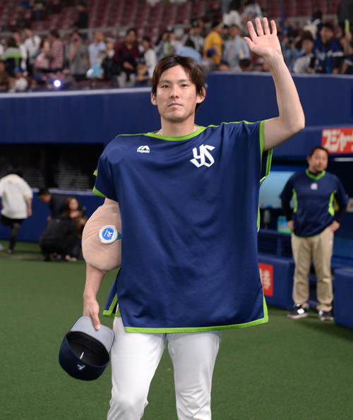 中日対ヤクルト　ヒーローインタビュー後、ファンの声援に応えるヤクルト高梨（撮影・前岡正明）