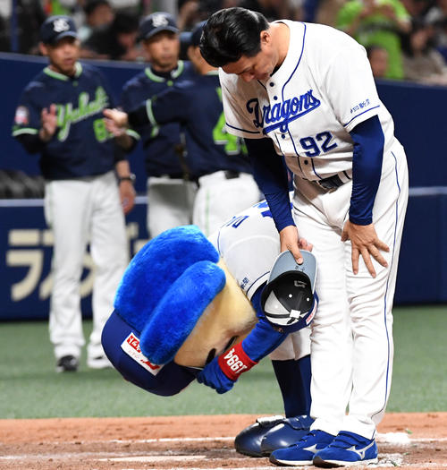 ４連敗を喫しファンに深々と頭を下げる与田監督とドアラ（撮影・前岡正明）