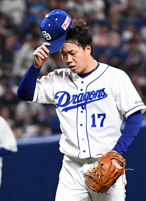5回、ヤクルトに7点を奪われがっくりとベンチに戻る柳（撮影・前岡正明）