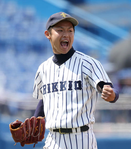 法大対立大　最終打者を抑え、雄たけびを上げガッツポーズをする立大・田中誠（撮影・河田真司）