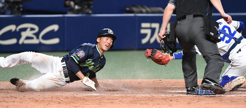 中日対ヤクルト　5回表ヤクルト1死二、三塁、太田の遊撃への打球を京田が本塁へ送球するも野選となり生還する西浦（撮影・前岡正明）