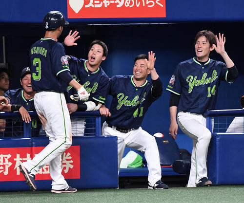 中日対ヤクルト　5回表ヤクルト1死二、三塁、京田の野選となり生還した西浦（左）を笑顔で迎える（右から）高梨、雄平、山田（撮影・前岡正明）