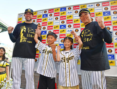 阪神対DeNA　お立ち台で子どもたちとガッツポーズするメッセンジャー（左）と福留（撮影・清水貴仁）