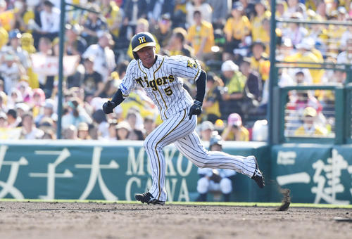 6回裏阪神無死一塁、近本は二盗のスタートを切る（撮影・奥田泰也）