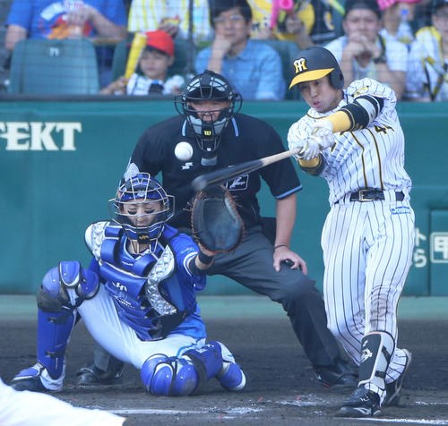 阪神対DeNA　6回裏阪神2死一、二塁、梅野隆太郎は中前適時打を放つ（撮影・上山淳一）