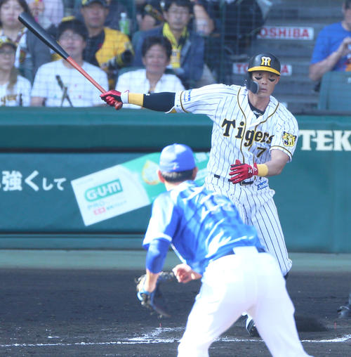 6回裏阪神1死三塁、糸井は左前適時打を放つ（撮影・上山淳一）