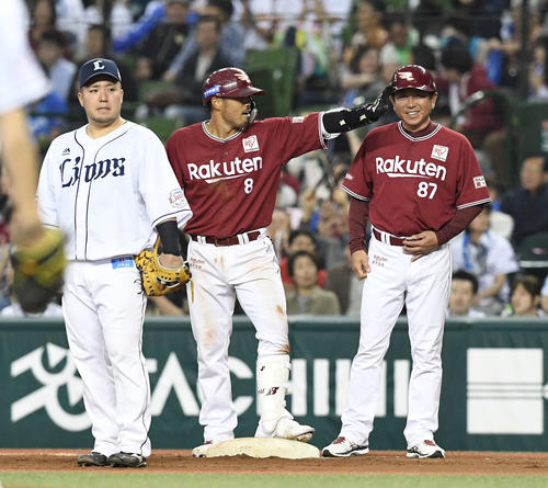 西武対楽天　7回表楽天2死一、三塁、中前適時打を放った今江（中央）はベンチに向かって「バーン！」のポーズ（撮影・鈴木みどり）