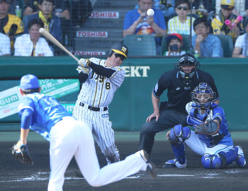 阪神対DeNA　6回裏阪神2死一塁、福留は中前打を放つ（撮影・上山淳一）