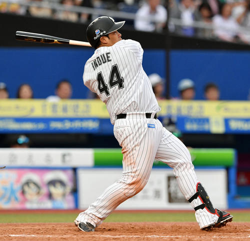 ロッテ対日本ハム　8回裏ロッテ2死二塁、井上は勝ち越しの中前適時打を放つ（撮影・滝沢徹郎）