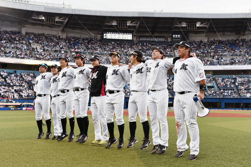 ロッテ対日本ハム　試合後ファンとともに勝利を祝うロッテ井上（手前）ら選手（撮影・滝沢徹郎）