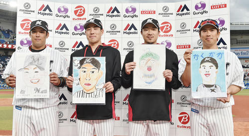ロッテ対日本ハム　ヒーローインタビューで子供のファンが書いた似顔絵を手にするロッテの選手。左から井上、西野、田中、角中（撮影・滝沢徹郎）