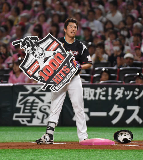 ソフトバンク対ロッテ　6回表ロッテ2死一、二塁、角中勝也は右前に通算1000安打を放ち記念ボードを掲げる（撮影・今浪浩三