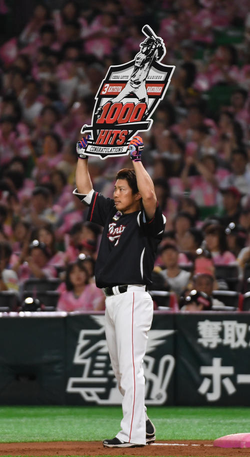 ソフトバンク対ロッテ　6回表ロッテ2死一、二塁、角中勝也は右前に通算1000安打を放ち記念ボードを掲げる（撮影・今浪浩三）