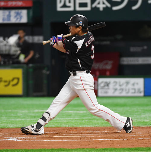 ソフトバンク対ロッテ　6回表ロッテ2死一、二塁、角中勝也は右前に通算1000安打を放つ（撮影・今浪浩三）