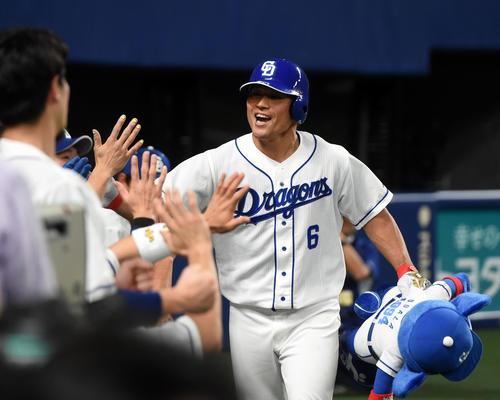 中日対ヤクルト　4回裏中日無死、平田は左越え本塁打を放ちナインと笑顔でタッチ（撮影・前岡正明）
