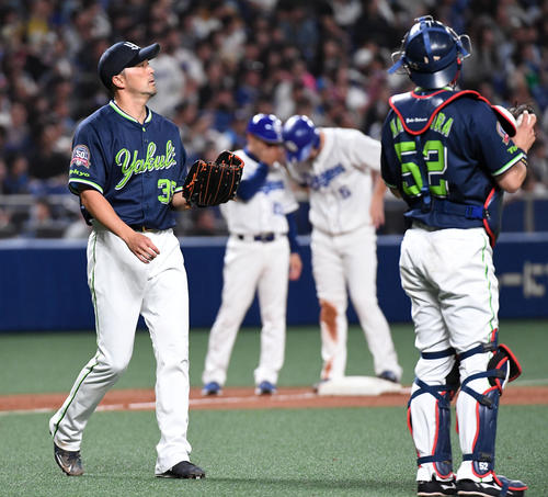 中日対ヤクルト　2回裏中日無死二塁、阿部に右中間へ適時三塁打を打たれがっくりする寺原（撮影・前岡正明）