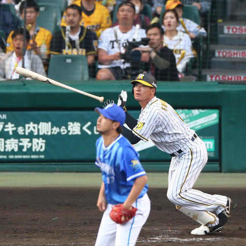 阪神対DeNA　9回裏阪神2死一塁、福留は右越えサヨナラ2点本塁打を放つ（撮影・上山淳一）
