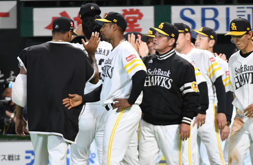勝利を飾りナインを出迎える工藤公康監督（中央）（撮影・今浪浩三）