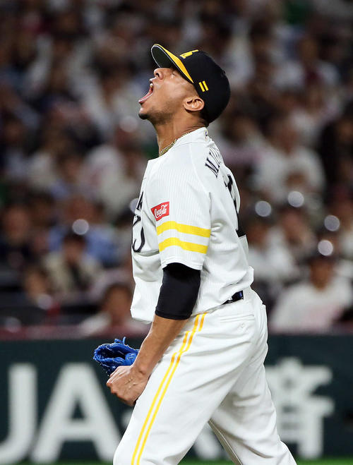 ソフトバンク対オリックス　6回表オリックス2死一塁、宮崎祐樹を空振り三振に仕留めるアリエル・ミランダ（撮影・栗木一考）