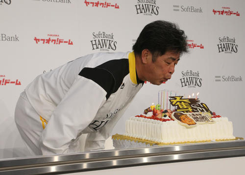 56歳の誕生日を迎えた工藤公康監督はお祝いケーキのろうそくの炎を吹き消す（撮影・梅根麻紀）