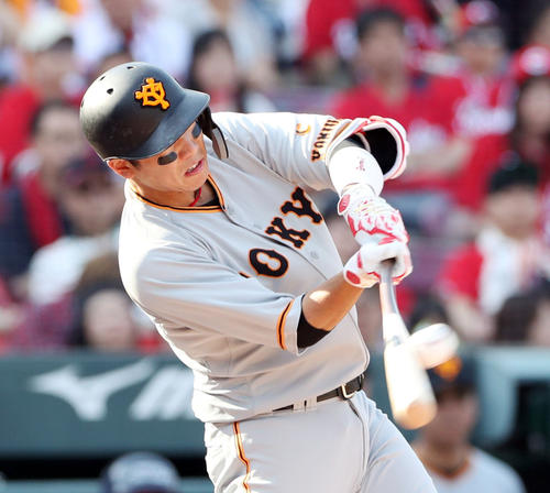 広島対巨人　9回表巨人1死二塁、同点となる左前打適時打を放つ坂本勇（撮影・前田充）