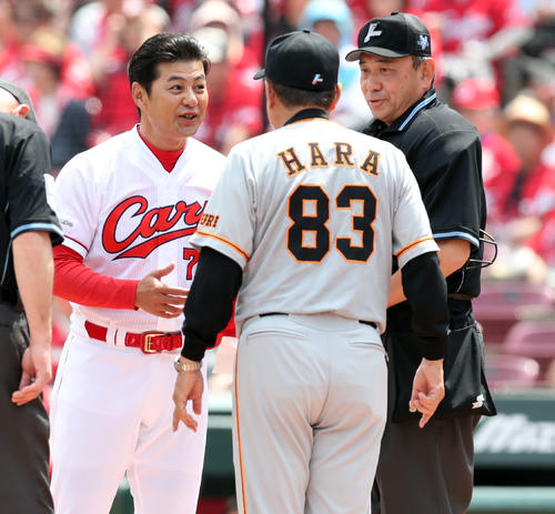 広島対巨人　試合前、広島緒方監督（左）は巨人原監督（中央）とメンバー交換し笑顔を見せる（撮影・垰建太）