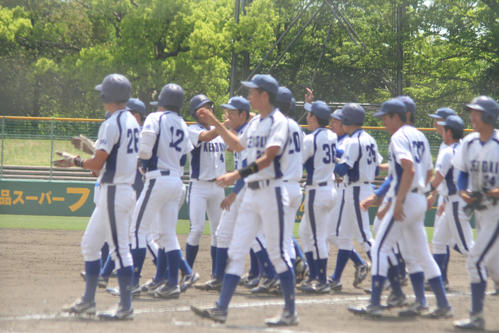 サヨナラ勝ちで喜ぶ大経大ナイン伊原（撮影・柏原誠）