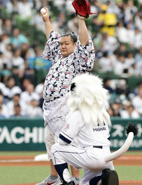西武対楽天　「どすこいホームランチャレンジ」に投手として登場した北勝富士は、両手を上げて気合を入れる（撮影・浅見桂子）